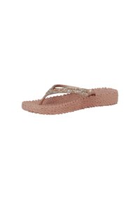 Ein einzelner pinkfarbener, strukturierter Flip-Flop mit funkelnden, mit Strass besetzten Riemen und dicker Sohle vor weißem Hintergrund.