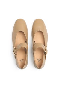 Ballerine in pelle color tan con punta rotonda, fascia alla Mary Jane e fibbia dorata. Fodera interna morbida e superficie liscia.