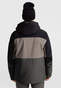 Herrejakke i sort, grå og olivengrøn; har en hætte, flerfarvet paneldesign og en glat tekstur. Inkluderer O'Neill branding på nakken.