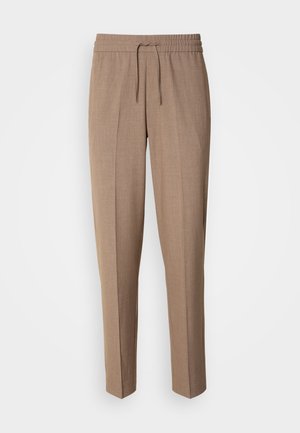 Pantalones de tela tejida marrón con corte relajado, cintura con cordón y pliegues frontales. Piernas rectas y sin bolsillos visibles ni herrajes.