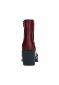 Burgundy faux leather ankle boot with a round toe, 5 cm block heel, rear zipper, and smooth texture.