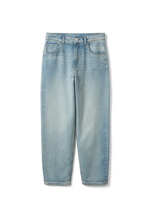 Hellblaue Jeans mit hoher Taille und gerade geschnittenen Beinen, Vorderentaschen und Knopfverschluss vor weißem Hintergrund.