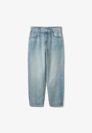 Lichtblauwe jeans met hoge taille en rechte pijpen, voorzien van voorzakken en een knoopsluiting, op een witte achtergrond.