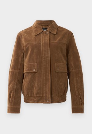 Bruine suede jas met een puntige kraag, twee frontflapzakken met knopen, elastische zoom en een knoopsluiting aan de voorkant.