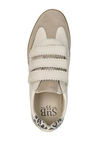 Witte en beige sneaker met drie klittenbandsluitingen, bovenwerk van suède, glad leer en een panterprintaccent op de hiel.
