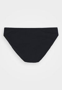 Slip da bikini nero in cotone con una texture liscia, taglio a vita bassa e cintura elastica. Design semplice senza fantasie o hardware aggiuntivo.