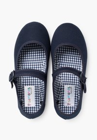 Zapatos Mary Jane de tejido azul marino con una correa de hebilla y forro de estampado de cuadros. Diseño de punta redonda con textura suave y acentos minimalistas.