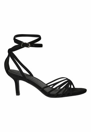 Sandale negre cu toc înalt, bretele subțiri, curea la gleznă cu cataramă, vârf decupat și toc stiletto joasă, izolate pe fundal alb.