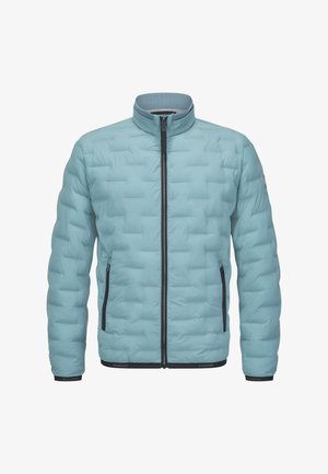 Hellblaue isolierte Jacke mit geometrischem Steppmuster, hohem Kragen, Reißverschluss vorne und schwarzen Akzenten an Taschen und Saum.