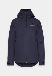 Veste imperméable marine avec un col haut, capuche réglable à cordon, fermeture éclair frontale et poignets élastiques ; présente un logo sur la poitrine.
