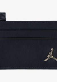Sort kortholder lavet af glat materiale, med fire lommer og et guld Jumpman-logo. Diskrete syninger fremhæver designet.