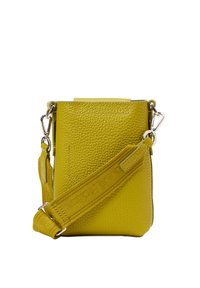 Geel leren crossbody tas met een gestructureerde afwerking, verstelbare schouderband en zilveren hardware. Eenvoudige rechthoekige vorm, met een veilige bovenclosure.