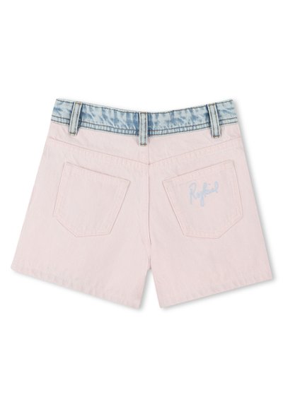 Lichtroze denim shorts met een vervaagde blauwe tailleband, vier zakken en subtiele merkborduring in lichtblauw op de achterzak.