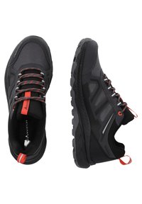 Schwarze Wanderschuhe mit roten Akzenten, Obermaterial aus synthetischem Mesh, strukturierten Panels, Gummisohle und verstärktem Absatz. Mit kontrastierenden Schnürsenkeln und Zugschlaufe.