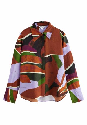 Chemise à manches longues avec boutons, présentant un motif abstrait aux couleurs marron, vert, violet, noir et blanc sur un tissu froissé.