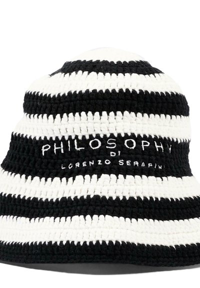 Zwart-wit gestreepte gehaakte bucket hat met "Philosophy di Lorenzo Serafini" in witte letters geborduurd op een zwarte streep.