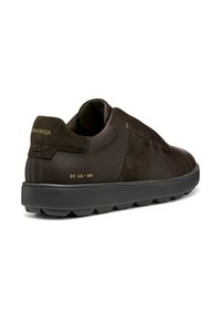 Sneaker in pelle e camoscio marrone con punta arrotondata, accenti testurizzati e suola in gomma nera. Presenta un dettaglio del logo in rilievo.