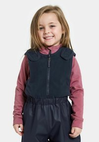 Fleeceväst i marinblått med dragkedja framtill, kombinerad med en långärmad rosa topp. Vattentäta byxor i mörk marinblå färg med elastisk midja.
