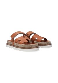 Brune lædersandaler med udskåret design, vævet jute mellemsål og hvid gummiydersål. Justerbare stropper for en åben pasform.