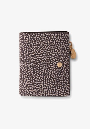 Reißverschlussbörse aus strukturiertem Stoff mit einem schwarz-beige gesprenkelten Muster, verziert mit einem goldfarbenen Druckknopf und einem Charme.