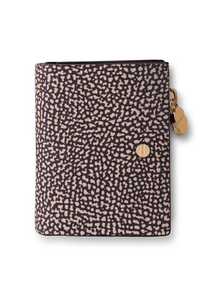Reißverschlussbörse aus strukturiertem Stoff mit einem schwarz-beige gesprenkelten Muster, verziert mit einem goldfarbenen Druckknopf und einem Charme.