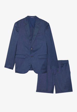 Námorně modrá saka s dvěma knoflíky a předními kapsami, spárované s odpovídajícími šortkami s elastickým pasem, obě vyrobené z hladkého, lehkého materiálu.