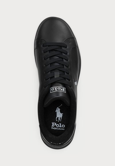 Must must nahkadenimud, ümar varvas, lame kummist tald ja mustad paelad. Omab Polo logo keelel ja hobuse sümbolit sisetallas.