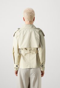 Gina Tricot Petite BELTED PETITE TRENCH - Καλοκαιρινό μπουφάν - beige