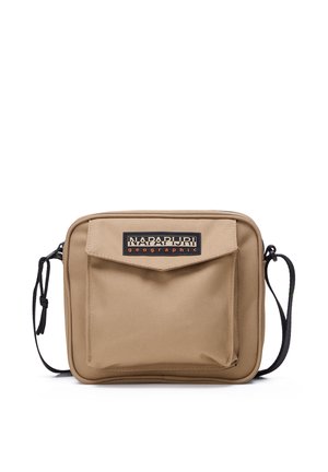 Kompakt rektangulær tan crossbody taske med frontklap lomme og sort justerbar skulderrem.