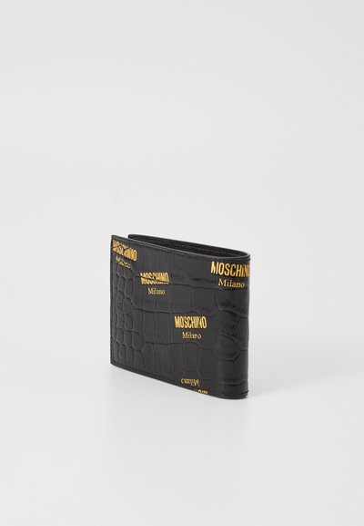 Portafoglio in pelle nera con texture a coccodrillo, con marchio Moschino giallo. Design compatto con bordi puliti e senza hardware visibile.