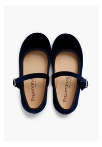 Zapatos de terciopelo azul marino con puntera redonda y correa estilo Mary Jane que presenta un adorno joya decorativo y una plantilla suave en color beige.