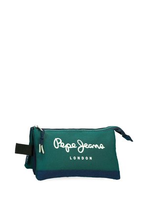 Estuche rectangular para lápices en verde y azul marino con cremallera, lazo negro en el lateral y logo blanco "Pepe Jeans London" en el frente.