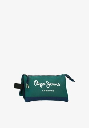 Estuche rectangular para lápices en verde y azul marino con cremallera, lazo negro en el lateral y logo blanco "Pepe Jeans London" en el frente.