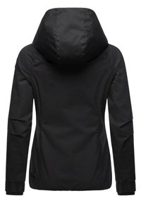 Czarna wodoodporna kurtka z kapturem, dopasowanym krojem, elastycznymi mankietami i dużymi kieszeniami na ramionach. Gładka tekstura z minimalną ilością szwów.