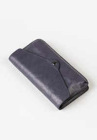 Portafoglio in pelle viola con una finitura liscia e raffinata, dotato di chiusura a pattina e un accentato bottone nero sulla parte anteriore.