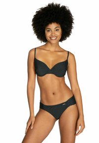 Zwarte bh en bikiniset met witte stippen, voorzien van verstelbare banden en een gladde textuur. Het ontwerp bevat geplooide details op de bikini.