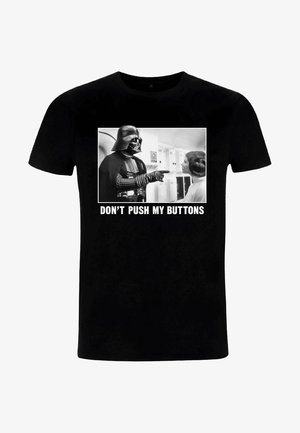 Černé tričko s monochromatickou grafikou postavy v plášti, která ukazuje na jinou postavu, s nápisem "NEMAKEJ MĚ" pod tím.