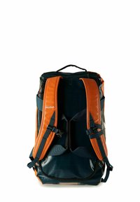 Mochila en negro y naranja, con correas acolchadas, cierres con cremallera y una asa resistente. Material texturizado con elementos de diseño elegantes.