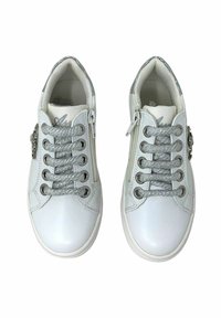 Sneakers bianchi in pelle con lacci argentati, dettagli testurizzati e cerniera laterale. Presentano una leggera lucentezza e dettagli di cucitura in contrasto.