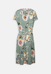 Vestido floral em tecido verde com grandes flores laranjas e brancas. Mangas curtas, decote redondo, cintura ajustada e saia fluida.