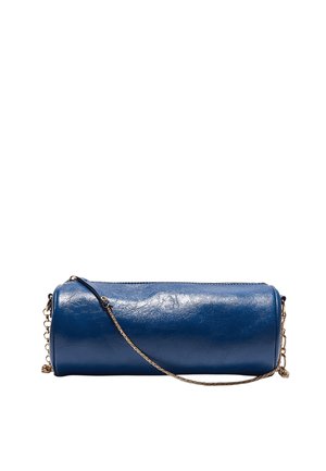 Modra cilindrična usnjena torbica z zlatim verižnim trakom in zadrgo, prikazana na belem ozadju.