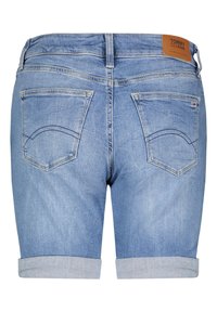 Denimové šortky ve světle modré barvě, s ohrnutými manžetami, dvěma zadními kapsami s zakřiveným prošíváním a koženou etiketou značky v barvě tan na pásku.