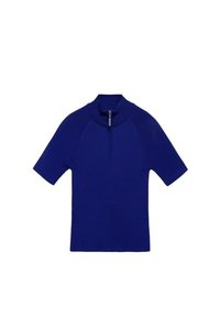 Sweter z krótkim rękawem i zamkiem przy szyi w jednolitym kobaltowym kolorze. Posiada prążkowaną fakturę i dopasowany fason z półzamkiem przy szyi.