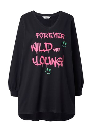 Schwarzes, langärmliges T-Shirt mit V-Ausschnitt. Enthält fetten, pinken, tropfenden Text: "FÜR IMMER WILD UND JUNG!" und grüne Smiley-Gesichter. Weicher Stoff.