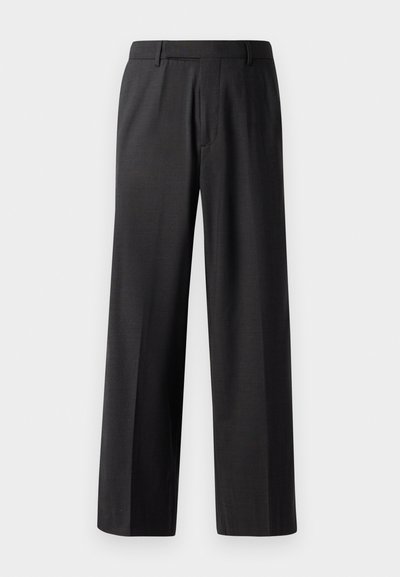 Pantaloni neri a gamba larga realizzati in tessuto liscio, con un davanti piatto, cintura e senza tasche o decorazioni visibili.