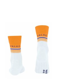 Calze bianche con punta arancione che mostrano la scritta "FALKE" e strisce viola. Sono presentate due paia, mettendo in evidenza il loro design sportivo.