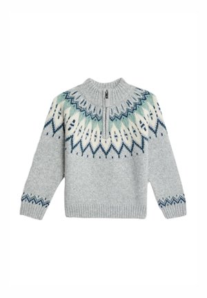 Lysegrå strikket sweater med ribbede krave og manchetter, der har et blåt og hvidt geometrisk mønster på bærestykket og en kort lynlås foran.