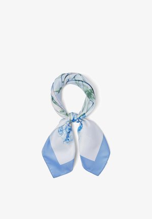 Hellblauer und weißer Seidenschal mit grünen Blatt- und blauen Blumenmustern, zu einer Schlaufe gebunden mit zwei spitzen Enden, die herabhängen.