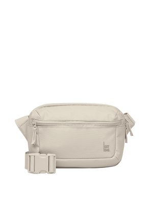 Beige rechteckige Bauchtasche mit Frontreißverschlusstasche, verstellbarem Riemen und seitlicher Schnellverschluss-Schnalle, vorne mit der Marke "Got Bag".