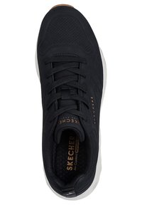 Schwarzer Sportschuh mit perforiertem Textil-Obermaterial, schwarzen Schnürsenkeln, braunen Akzenten und weißer Gummisohle. Mit "SKECHERS"-Logo an der Seite.